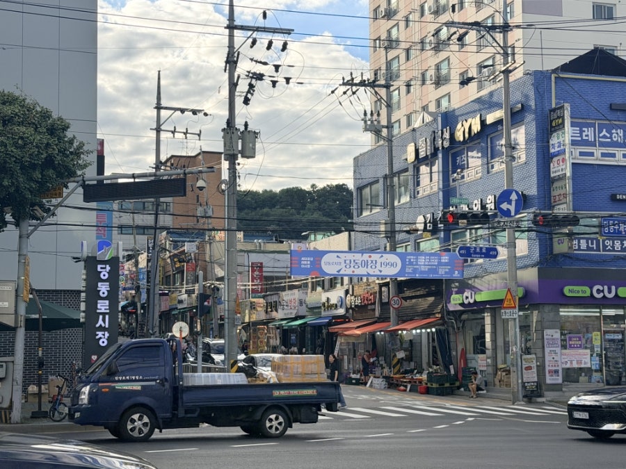 저녁 시간의 행사장 분위기
