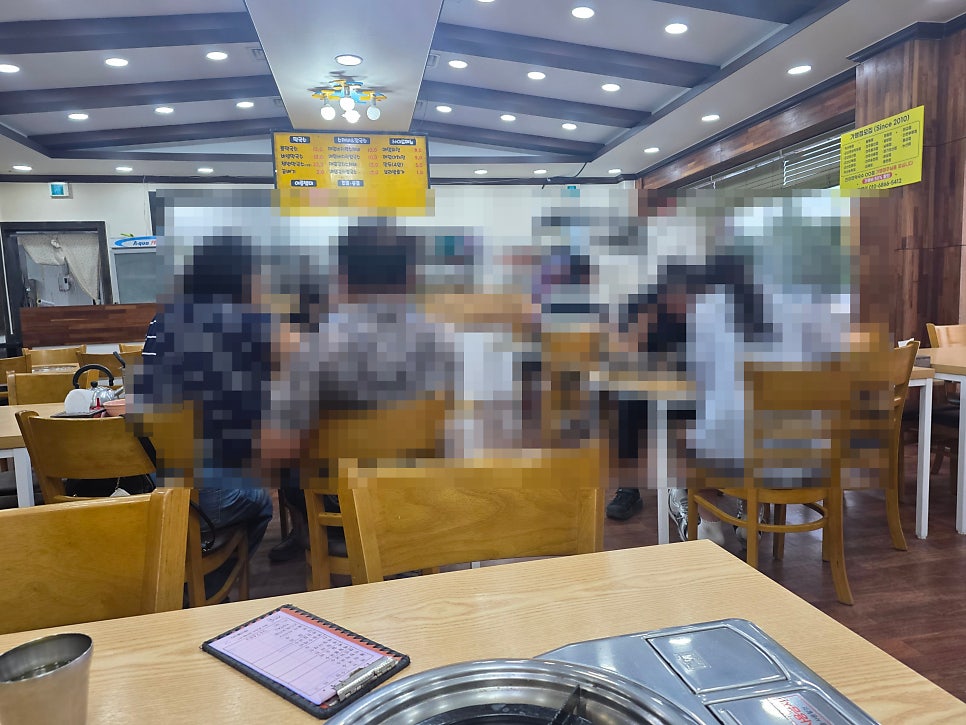 저녁 7시 반, 늦은 시각에도 손님이 적지 않았던 매장 내부