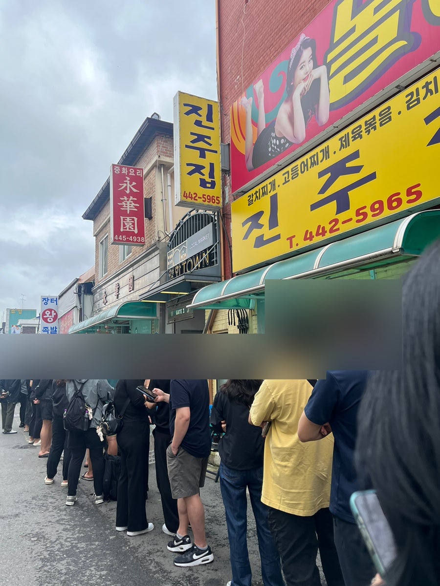 영화원 앞 웨이팅 거리. 점심 시간의 인기를 실감할 수 있습니다.