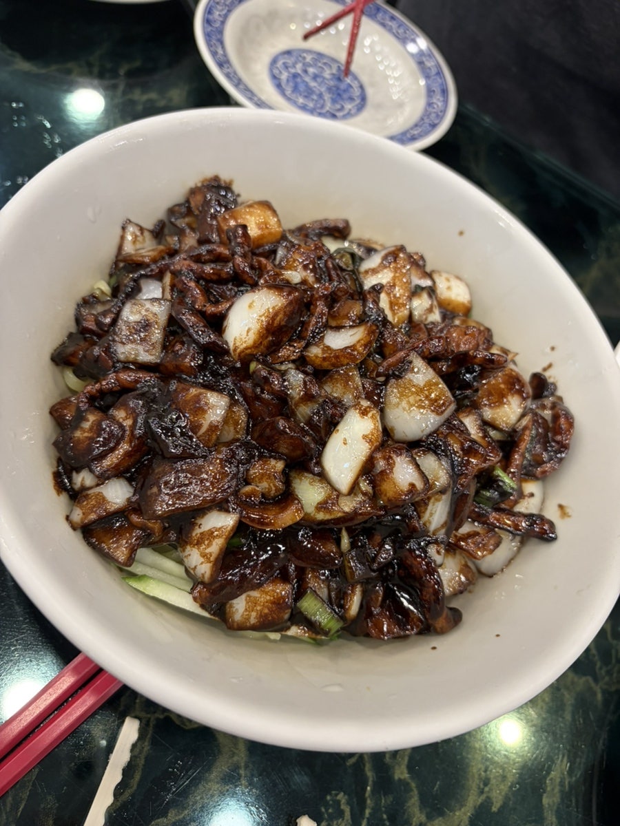 짬뽕의 칼칼한 국물과 해산물이 한 그릇에