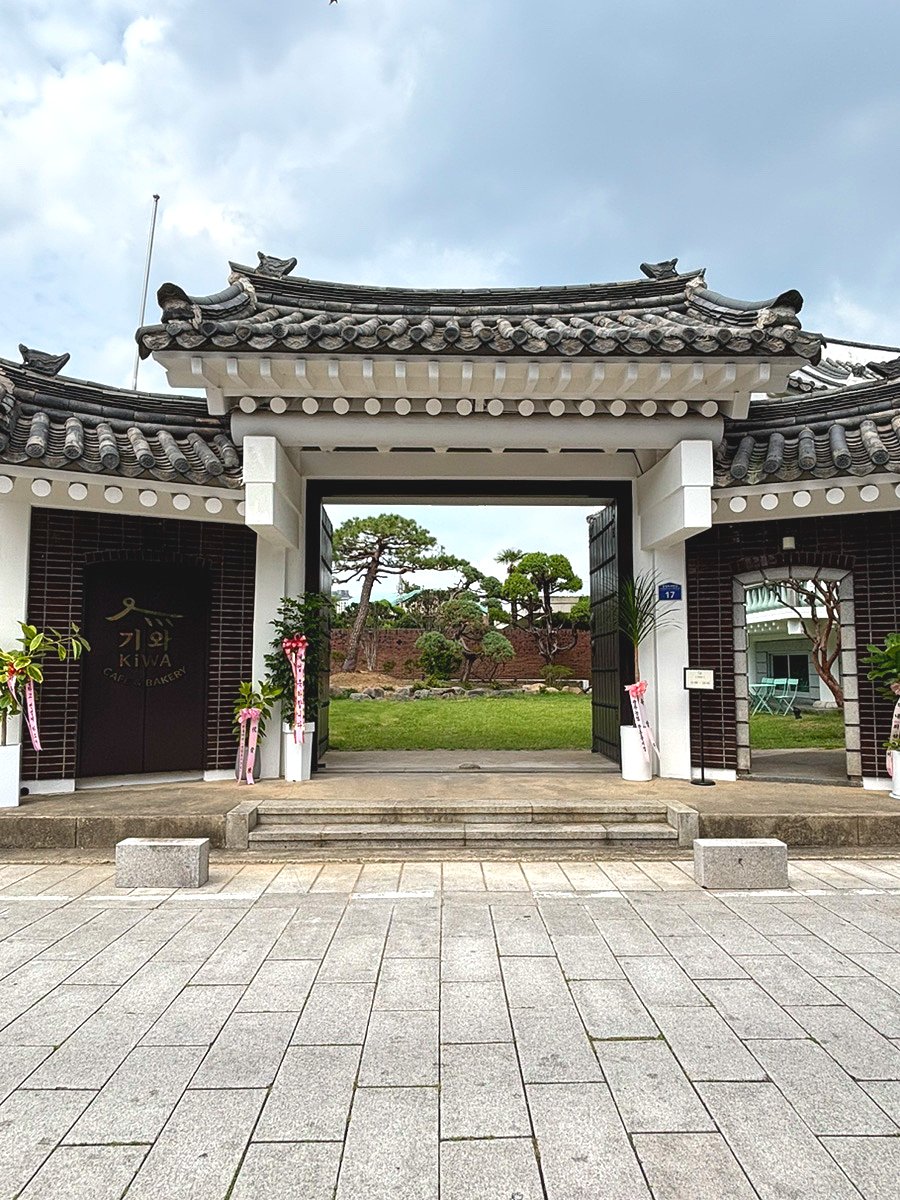 [광주] 갤러리야 카페야? 한옥 지붕부터 벌집까지, 통 크게 노는 대형카페