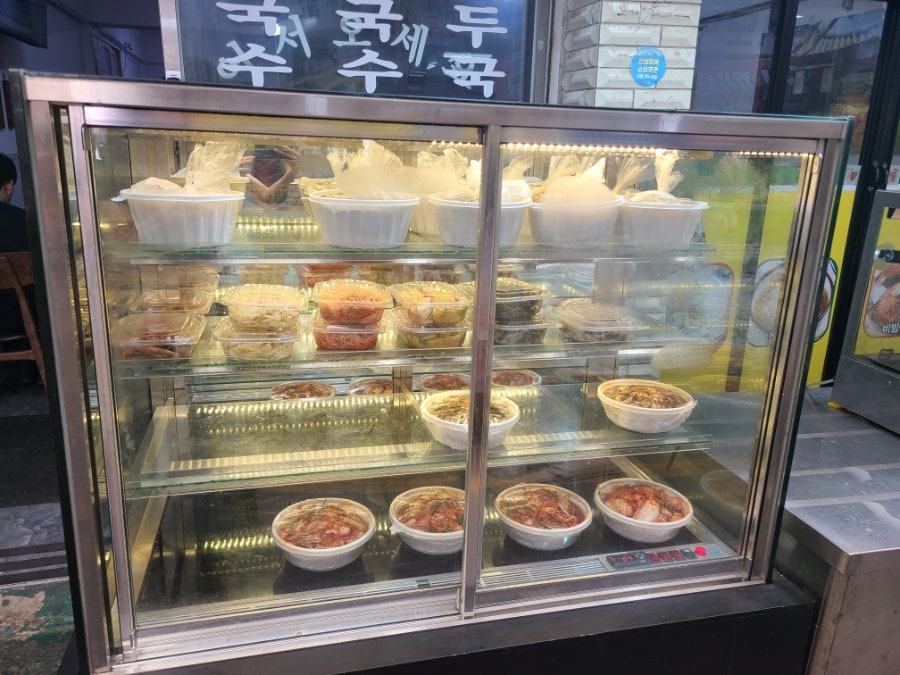 입구 쪽 반찬·김밥 진열대. 즉석 김밥과 밑반찬이 진열돼 있습니다.