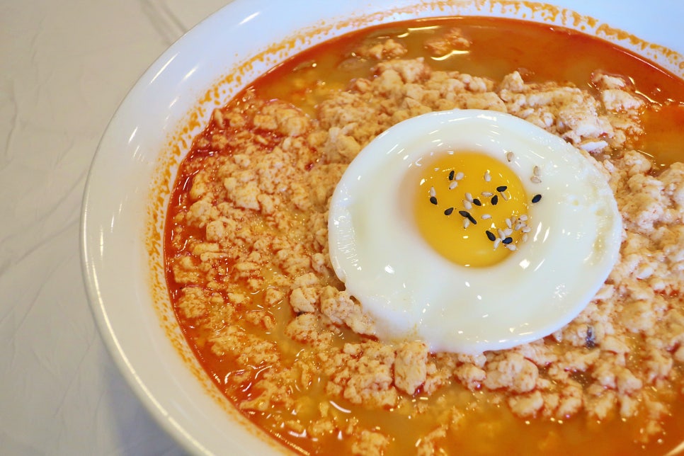 순두부짬뽕. 국물이 맑고 매콤한 색감이 살아있습니다.