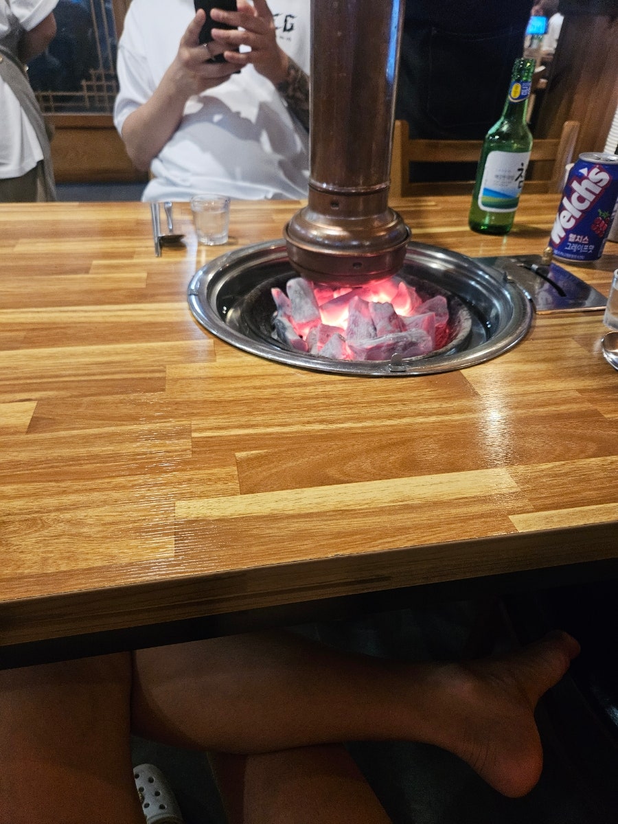 테이블마다 놓인 숯불 화로. 초벌된 고기를 이 위에서 마저 구워 먹습니다.