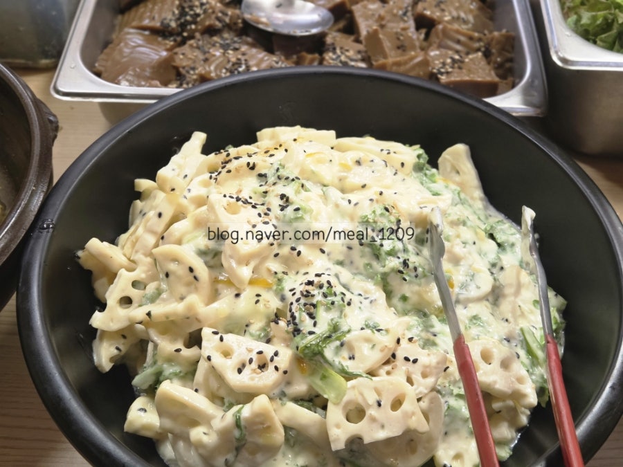 연근 등 채소를 부드러운 소스에 버무린 반찬. 담백한 맛을 원한다면 이런 반찬 위주로 담아보세요.