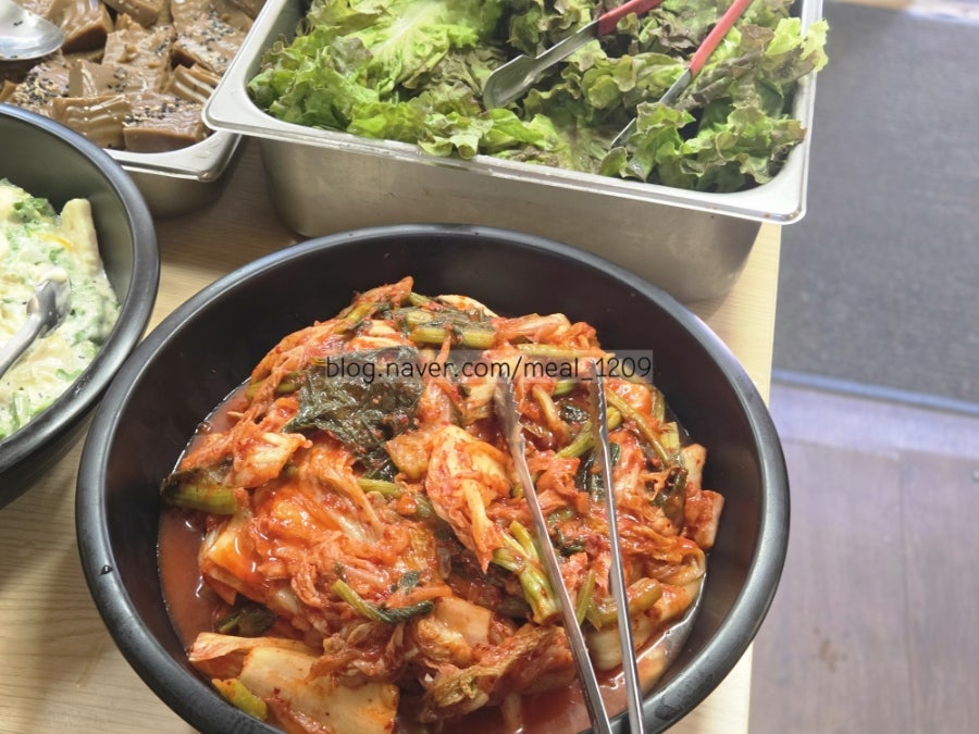 배추김치와 상추. 기본 찬으로 자유롭게 덜어 먹을 수 있습니다.