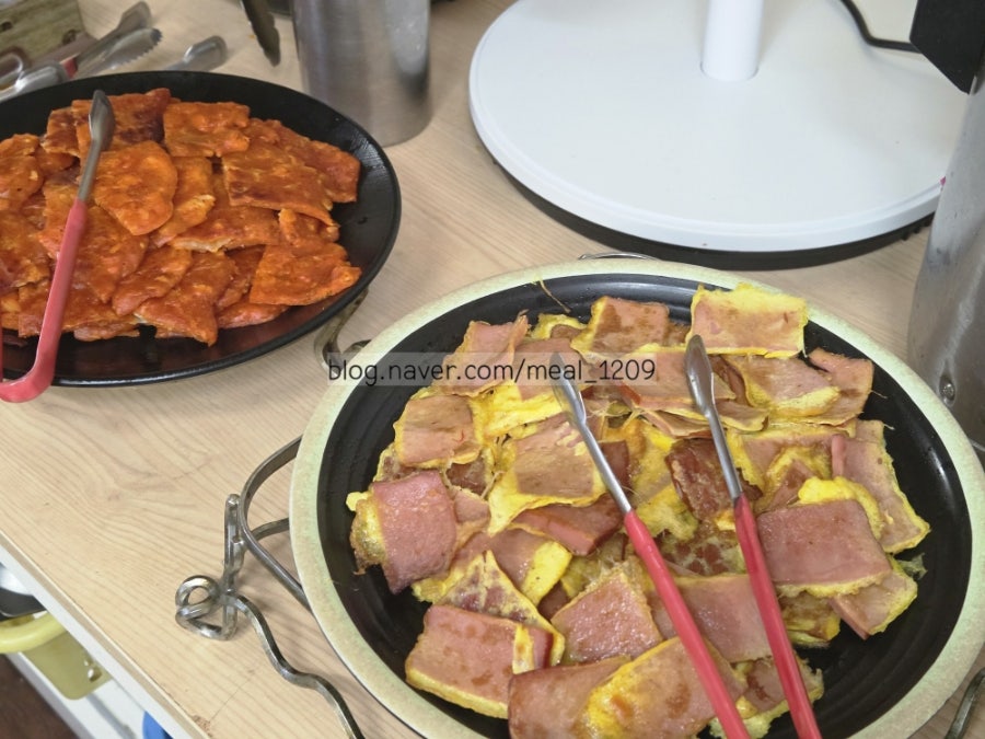 달걀물을 입혀 부친 스팸과 매콤하게 무친 반찬. 반찬 구성은 방문할 때마다 조금씩 달라진다고 합니다.