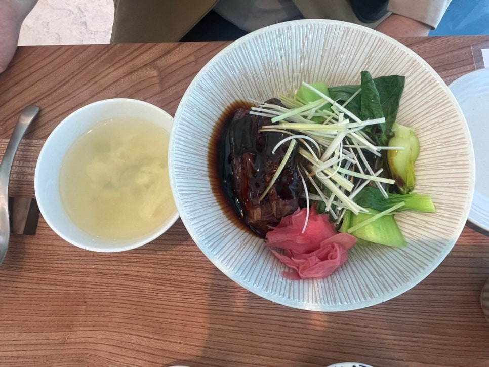 테이블에 차려진 차오의 특별한 중국요리들