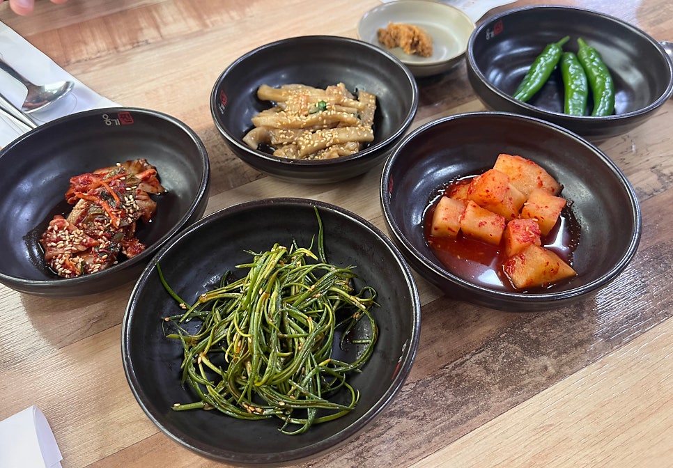 정갈하게 나오는 밑반찬. 김치, 우엉조림, 청양고추, 나물무침 등이 함께 나옵니다.