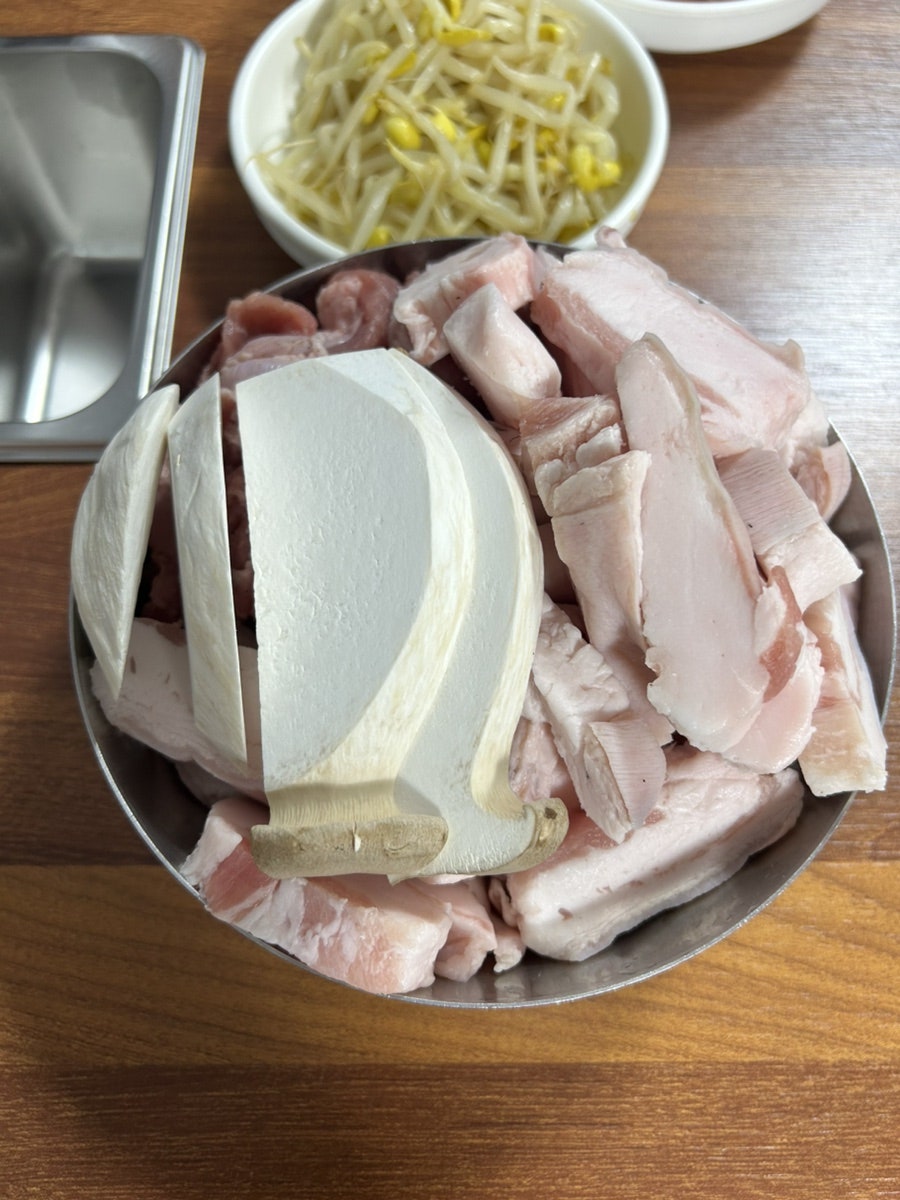지리산흑돼지 뒷고기와 함께 제공되는 기본찬들
