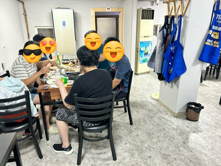식당 내부, 현지인과 여행객이 함께 식사하는 모습