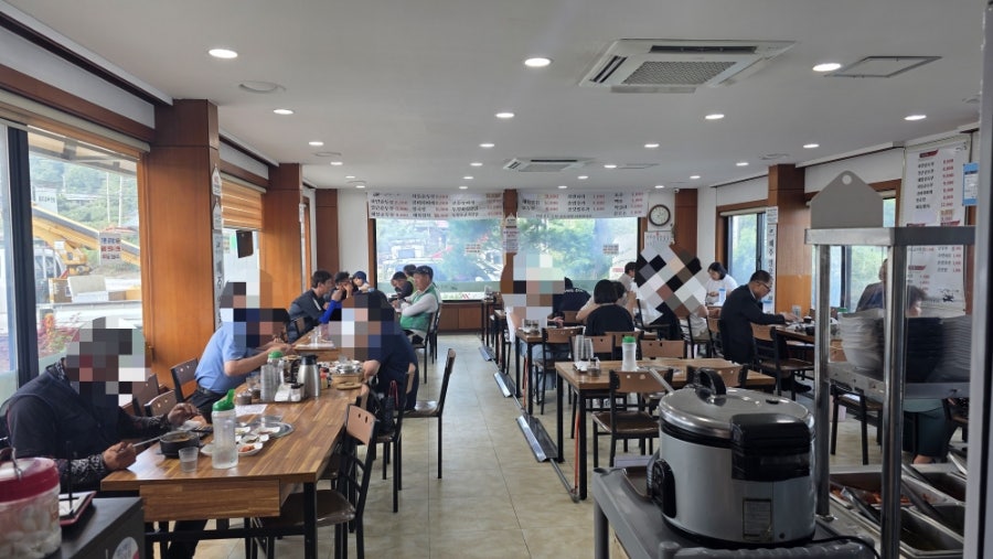 점심시간, 손님들로 채워진 홀 내부.