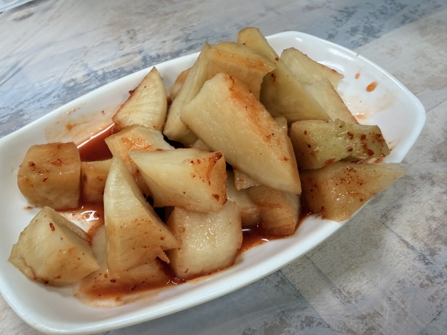 아삭하게 무친 무 반찬.
