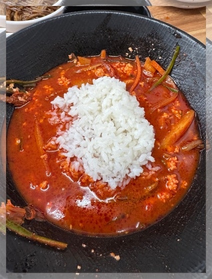 얼큰한 국물에 고슬고슬한 밥을 올려 든든하게 즐기는 모습
