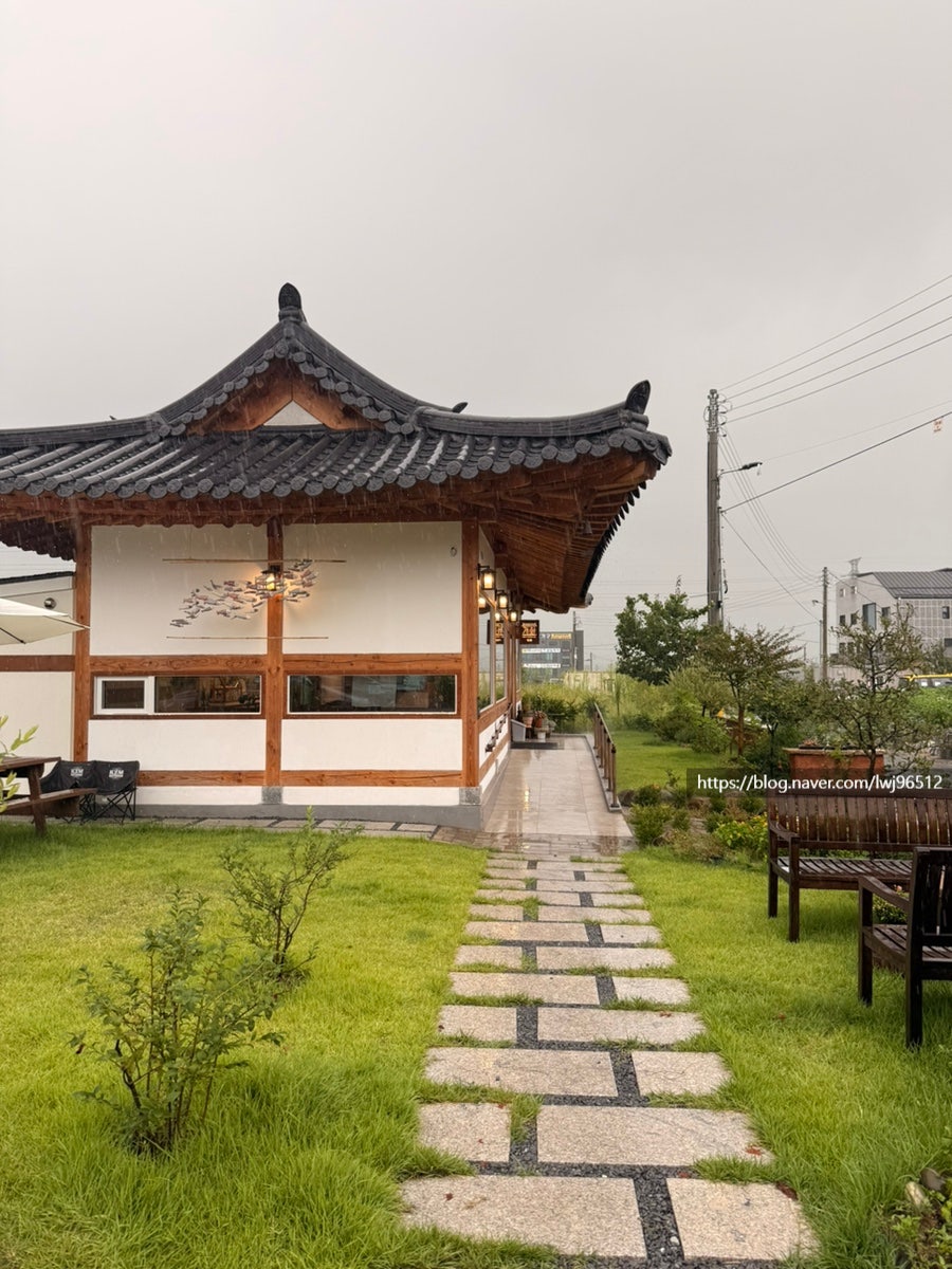 개화 한옥 외관과 정원 산책로