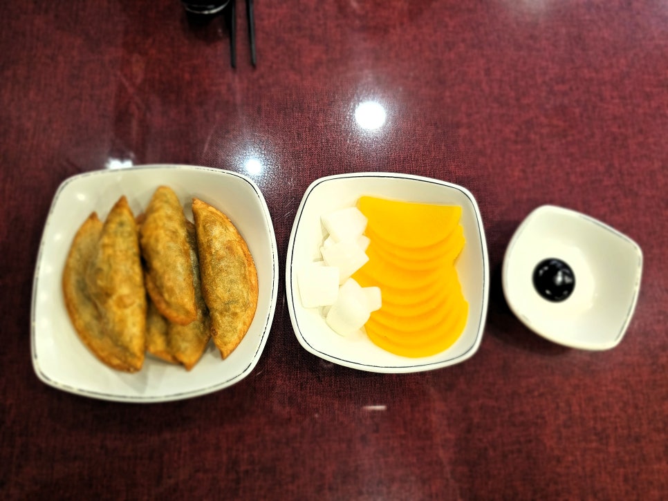 중화관의 서비스 군만두와 기본찬