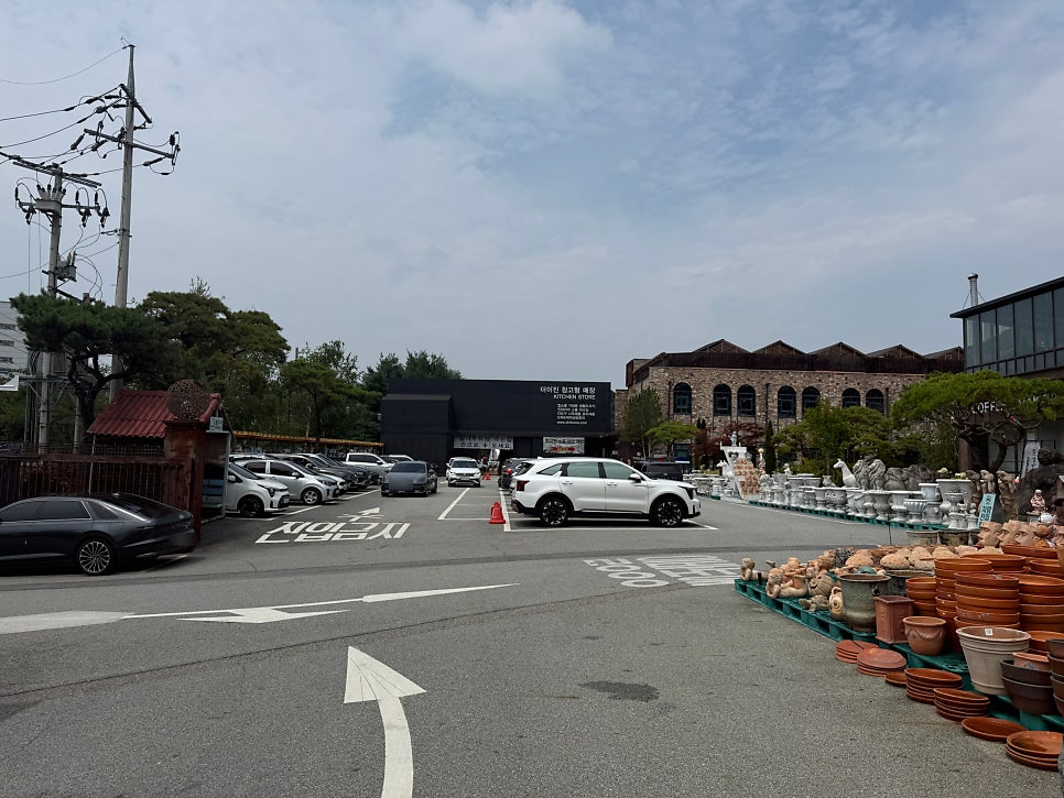 이진상회 본 주차장과 도자기 진열 공간