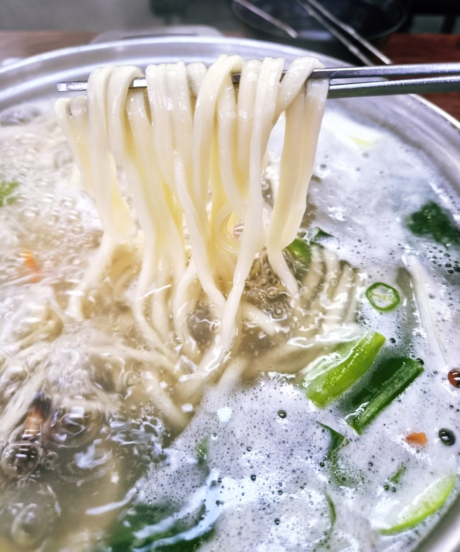 쫄깃하게 삶아낸 면발을 건져 올린 모습. 진한 국물 맛이 그대로 전해집니다.
