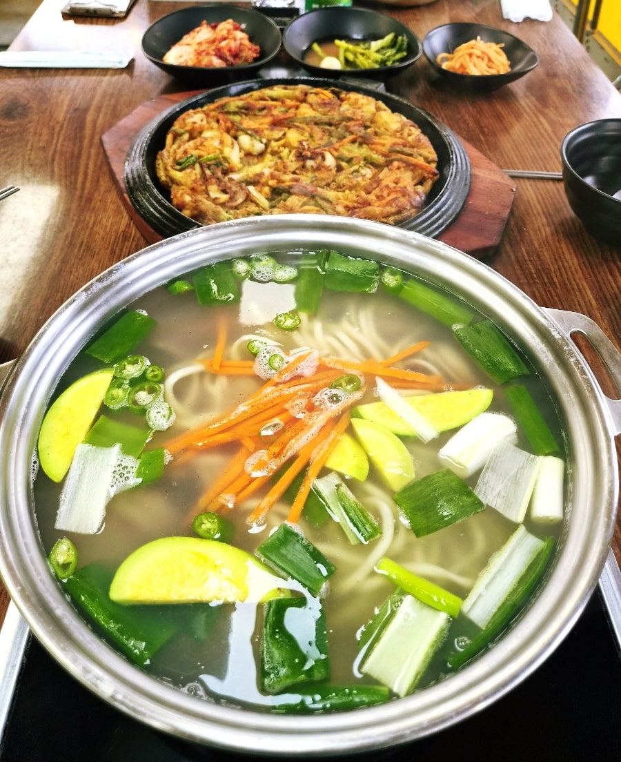 해물파전과 칼국수, 밑반찬까지 함께 차려진 한 상.