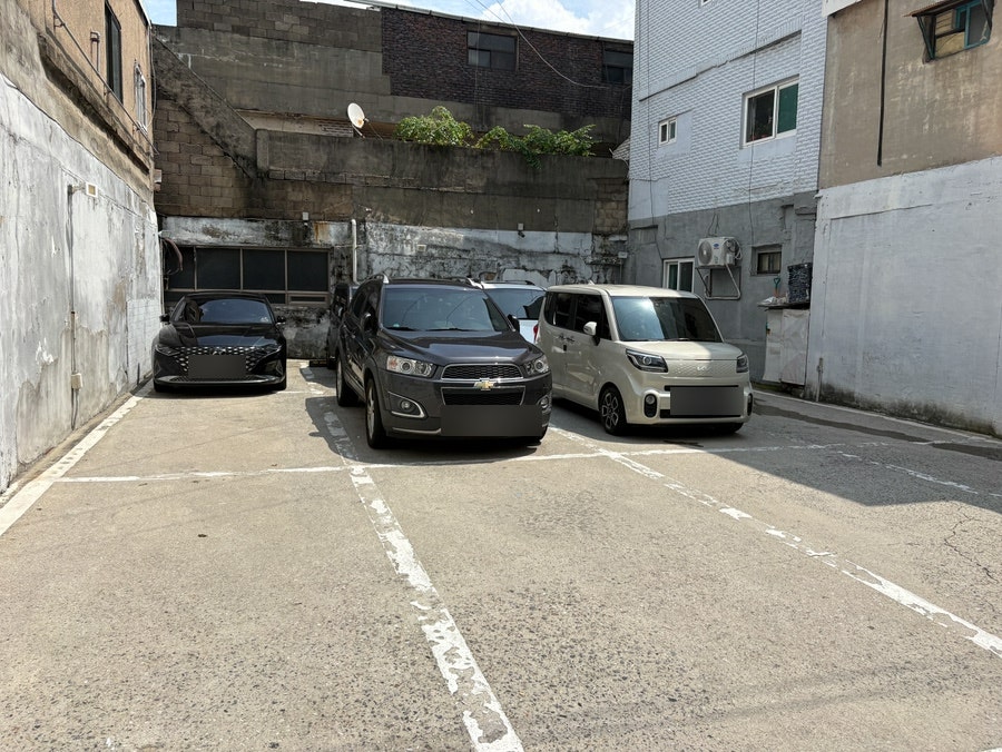 신성루 전용 주차장. 시장 골목 안쪽이라도 주차 걱정 없이 방문할 수 있습니다.
