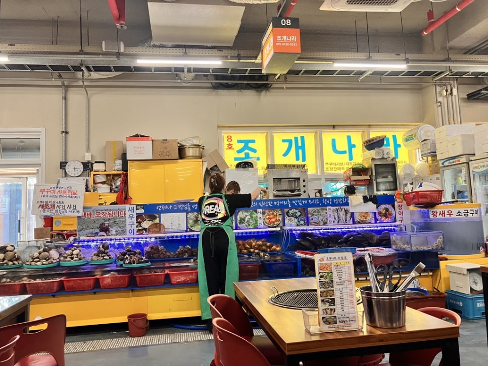 위판장 안 8호 점포 조개나라. 수족관에 조개와 새우가 진열돼 있습니다.