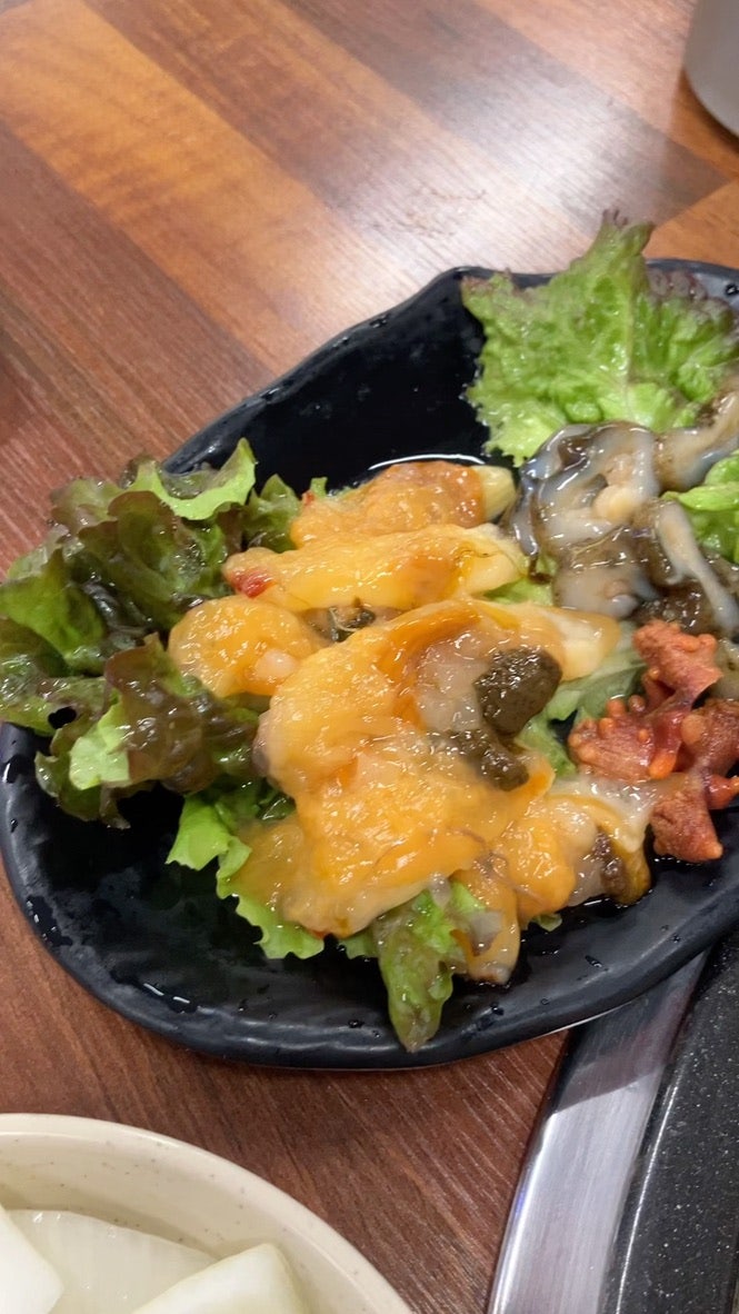 노릇하게 구워진 치즈 조개구이. 상추와 함께 곁들여 나옵니다.
