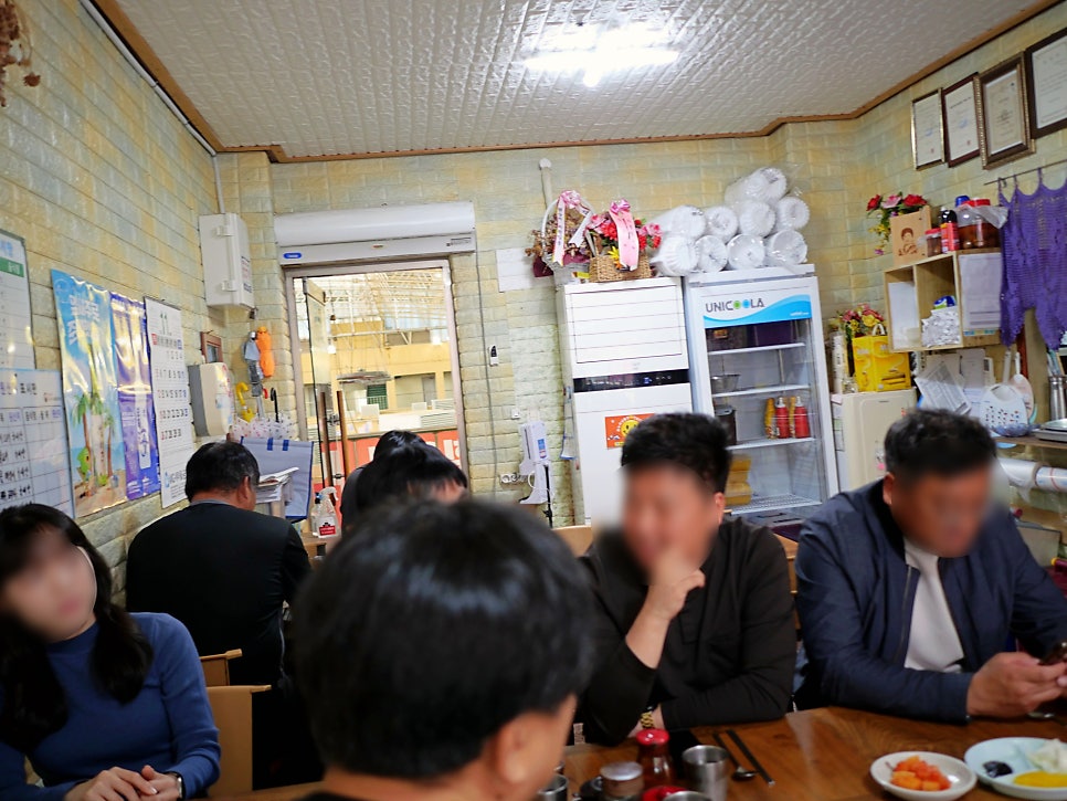 활기 넘치는 점심식사 시간의 향미각 내부입니다.