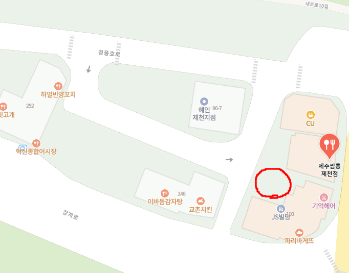 셀프바에서 이용할 수 있는 기본 반찬과 공기밥