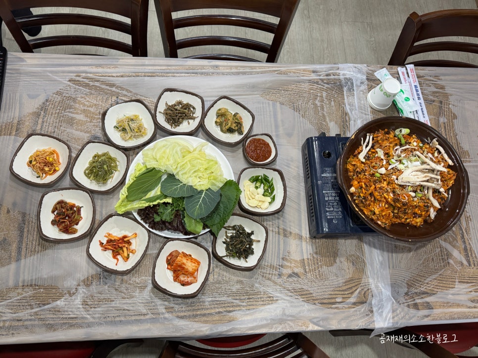 쌈채소와 밑반찬, 매콤한 곁들이 요리까지 오른 우렁쌈밥 한 상