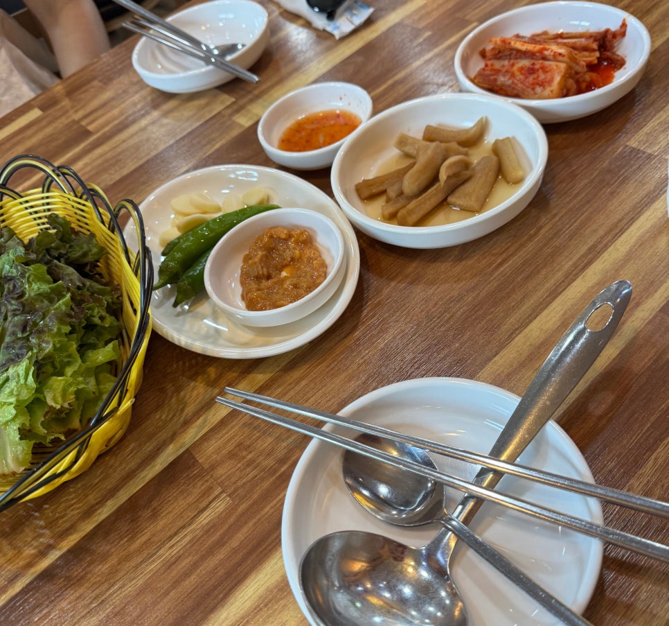 돔베고기와 함께 나오는 밑반찬. 상추, 청양고추, 쌈장, 마늘, 김치, 무 초절임까지 쌈 채소가 알차게 나옵니다.