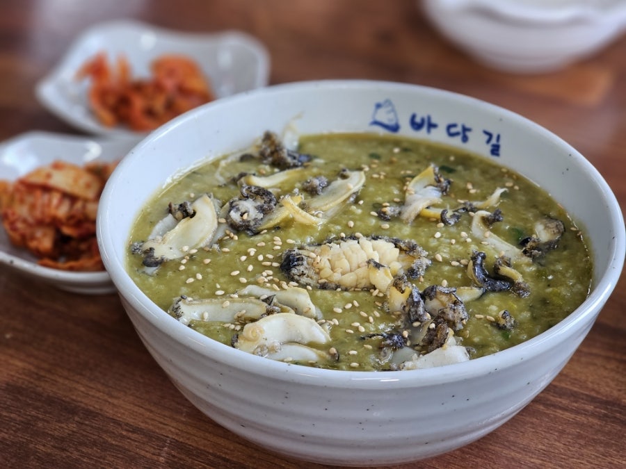 반찬으로 나오는 보리밥: 특제소스에 비벼 먹으면 감칠맛 살아남