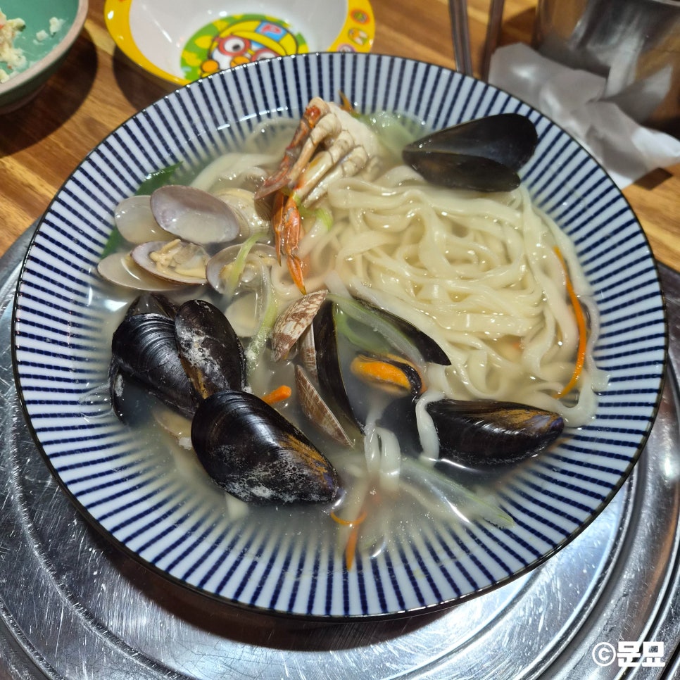 해물칼국수. 홍합·바지락·새우가 듬뿍 들어간 국물이 시원합니다.