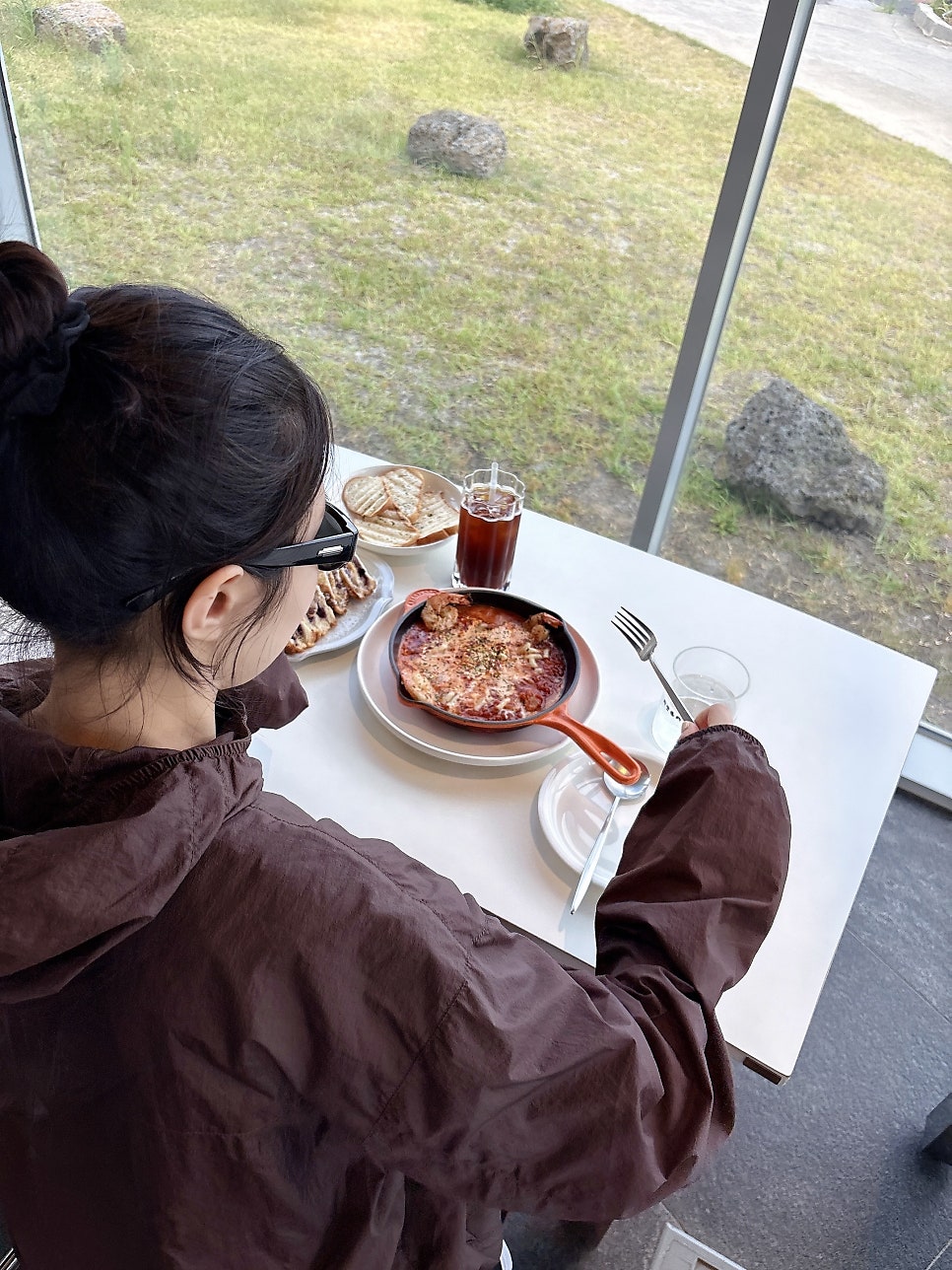 바다를 바라보며 식사하는 모습