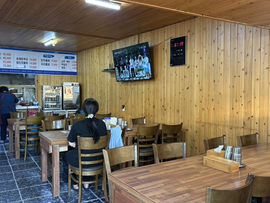 좌식 테이블과 목조 인테리어의 편안한맛집 내부.