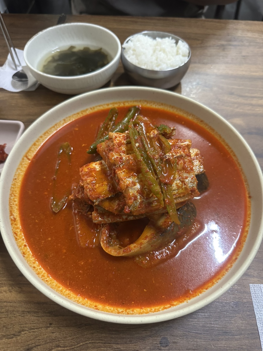 얼큰하게 조려진 갈치조림 클로즈업. 고추와 양파가 듬뿍 올라가 있습니다.