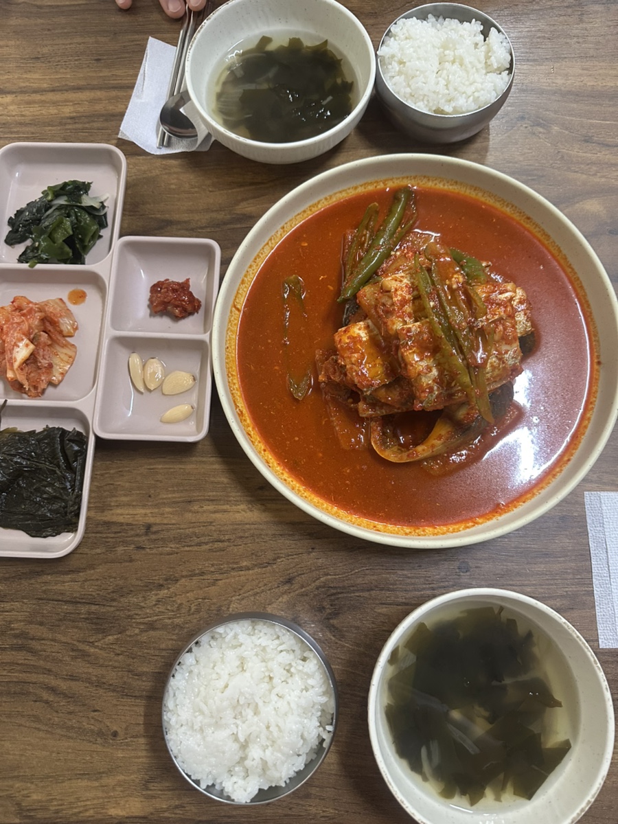 두 사람이 함께 먹기 좋은 상차림. 밥과 미역국, 밑반찬이 곁들여집니다.