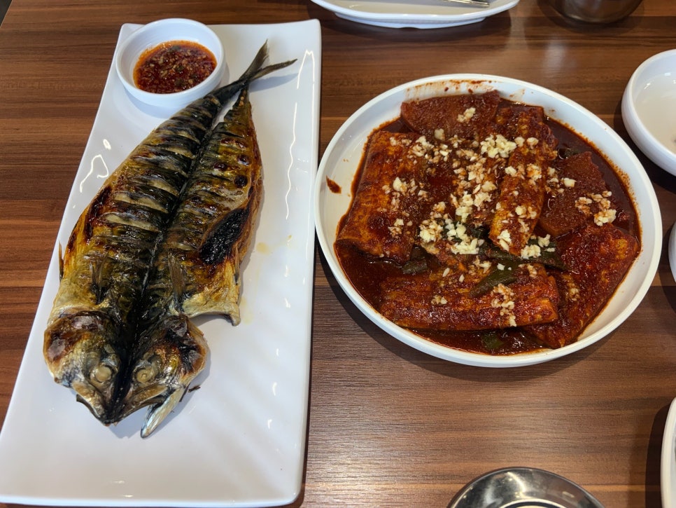 마농(제주 마늘)을 듬뿍 올린 조림과 노릇하게 구운 생선. 밥 한 공기가 금방 비워지는 비주얼입니다.