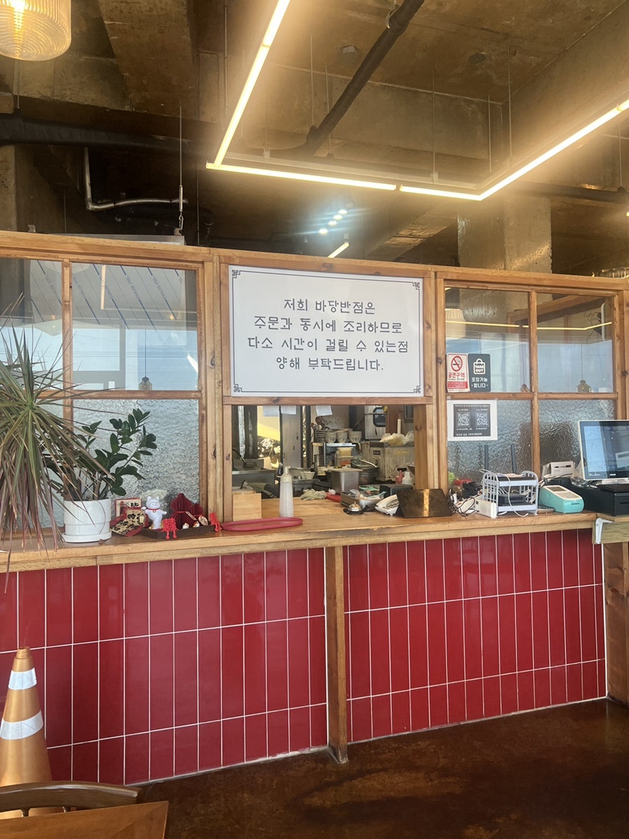 해물고기짬뽕. 매콤한 국물 위에 콩나물이 수북하게 올라간 모습입니다.