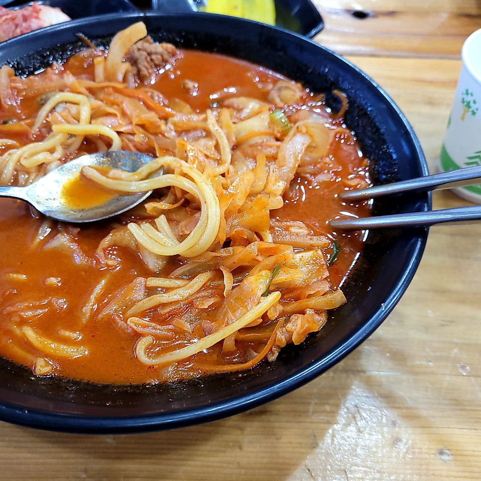 차돌짬뽕. 빨간 국물 위로 차돌박이와 채소가 넉넉히 올라가 있습니다.
