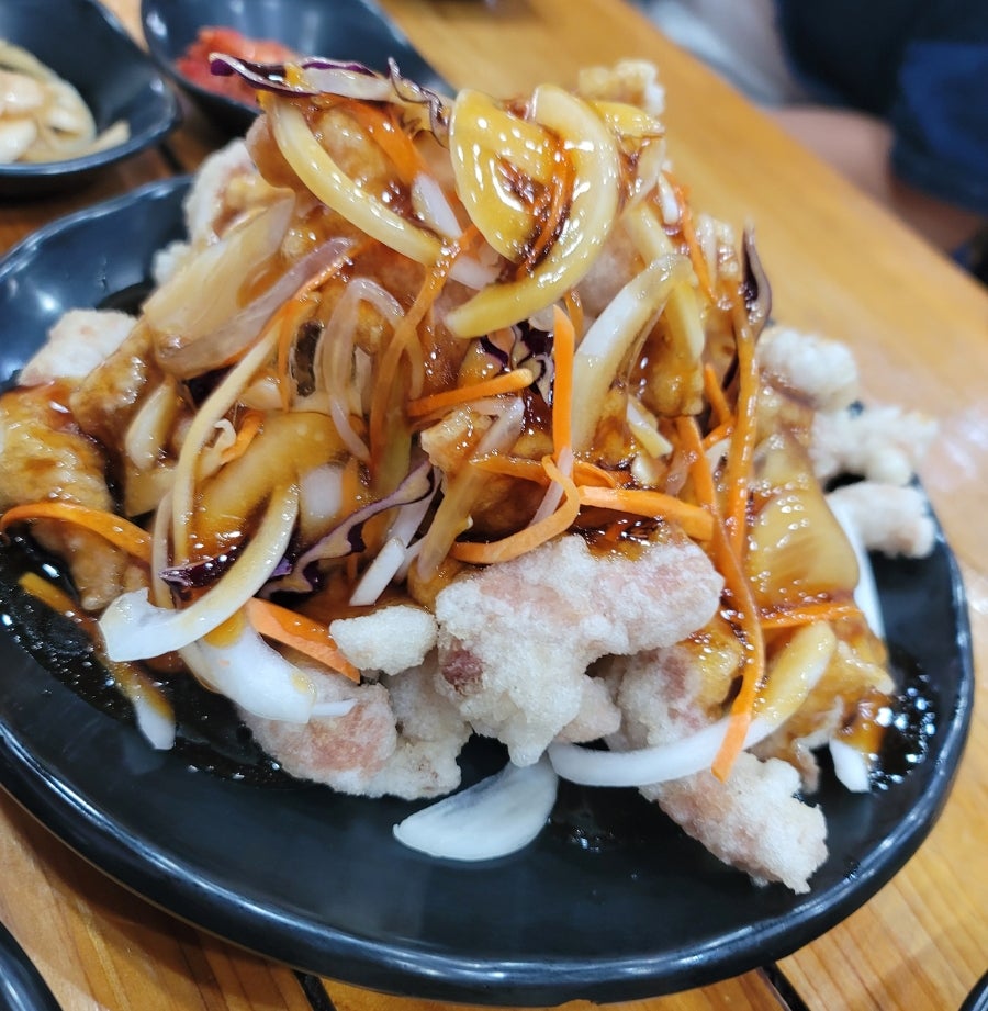 다양한 중식 메뉴들. 테이블 가득 펼쳐진 여러 요리.
