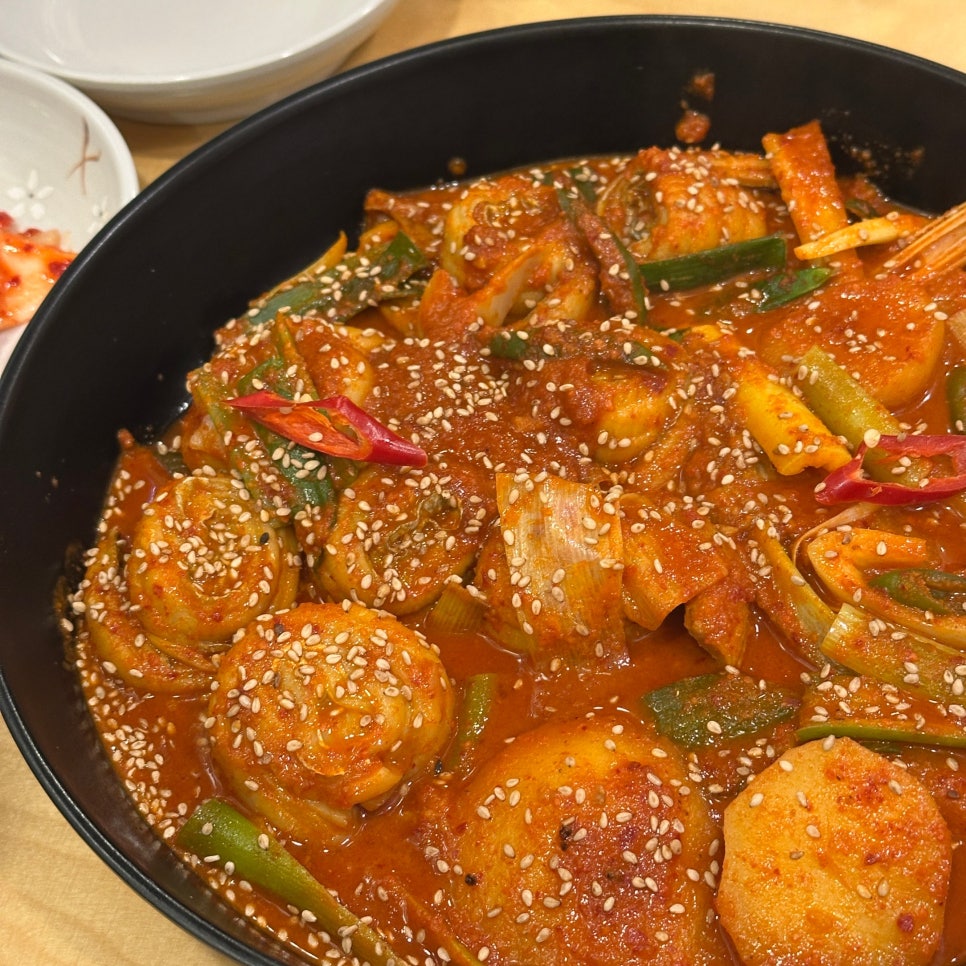 뼈를 발라낸 갈치조림 클로즈업. 가시 걱정 없이 살코기만 편하게 먹을 수 있습니다.