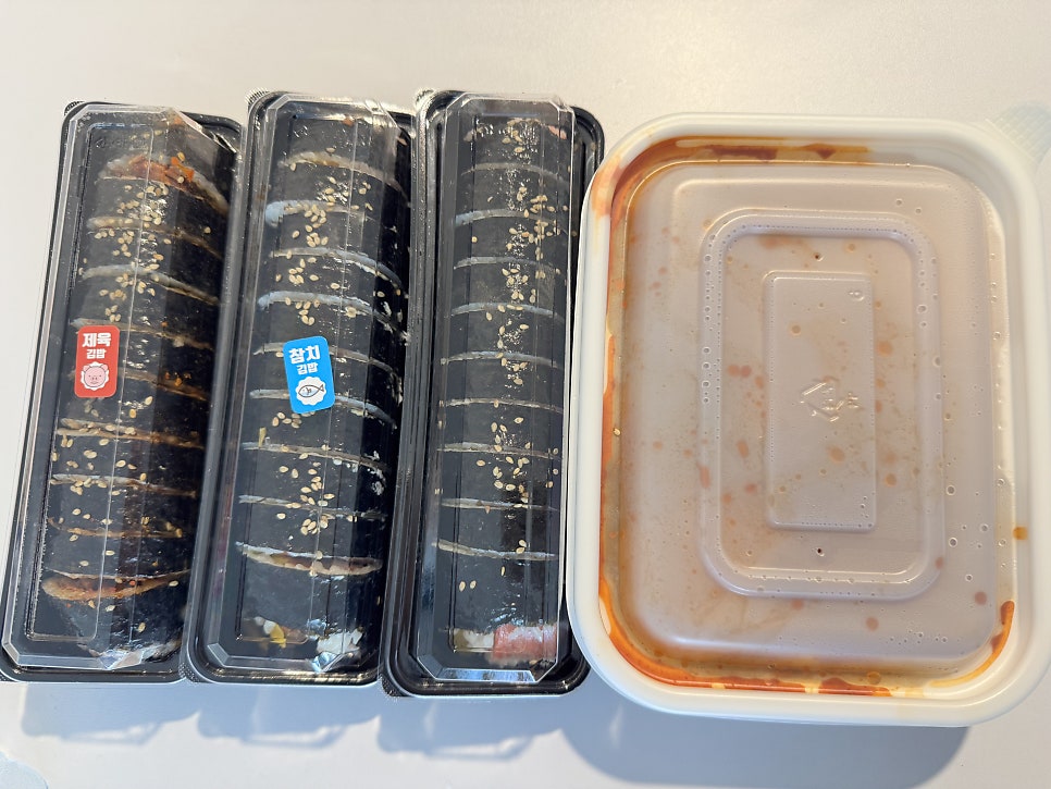 포장된 제육김밥과 참치김밥. 이른 아침 이동 중에 먹기 좋게 포장도 가능합니다.