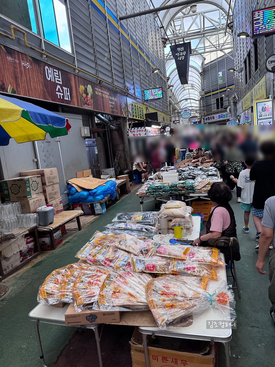 아리랑시장 오일장의 활기찬 거리 풍경
