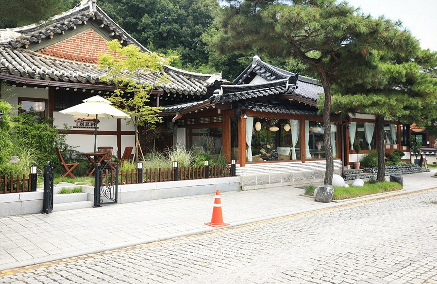 이르리 한옥 외관과 마당