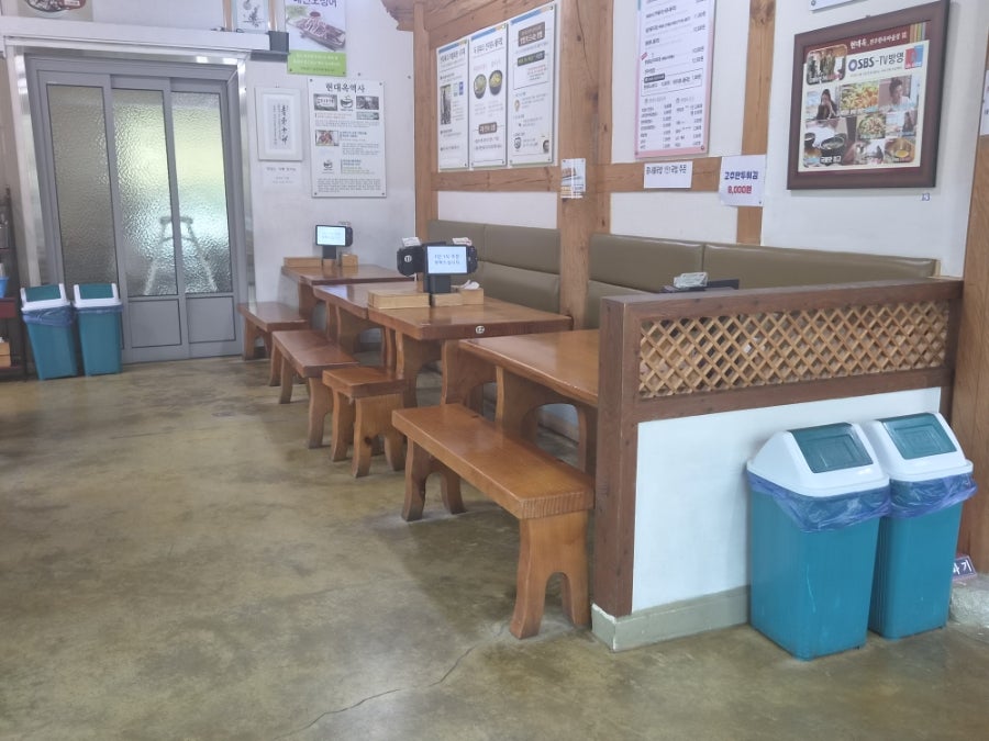 안쪽 좌석 공간. 방송에 소개된 사진과 메뉴 안내지가 벽에 붙어 있다.