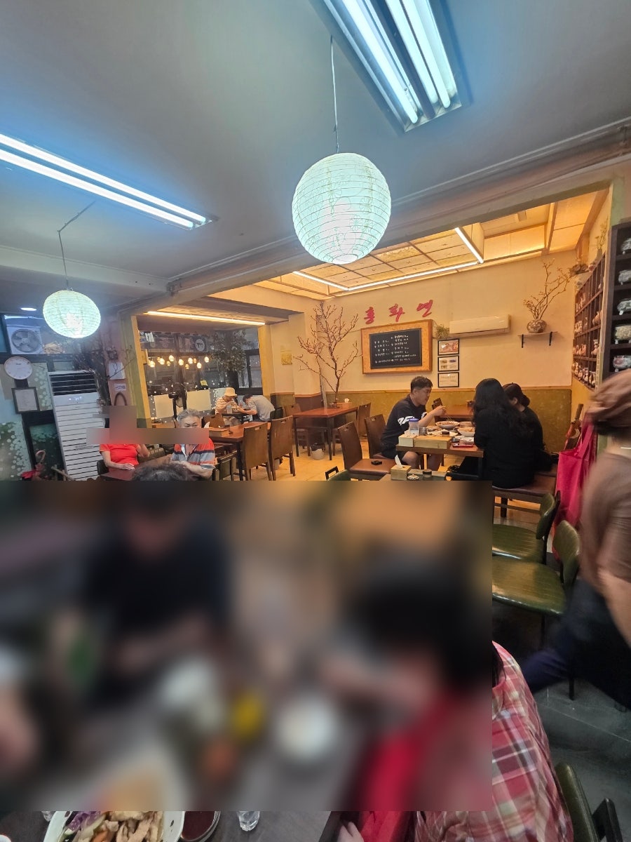 홍화연 내부. 아담한 규모의 테이블이 놓여 있습니다.