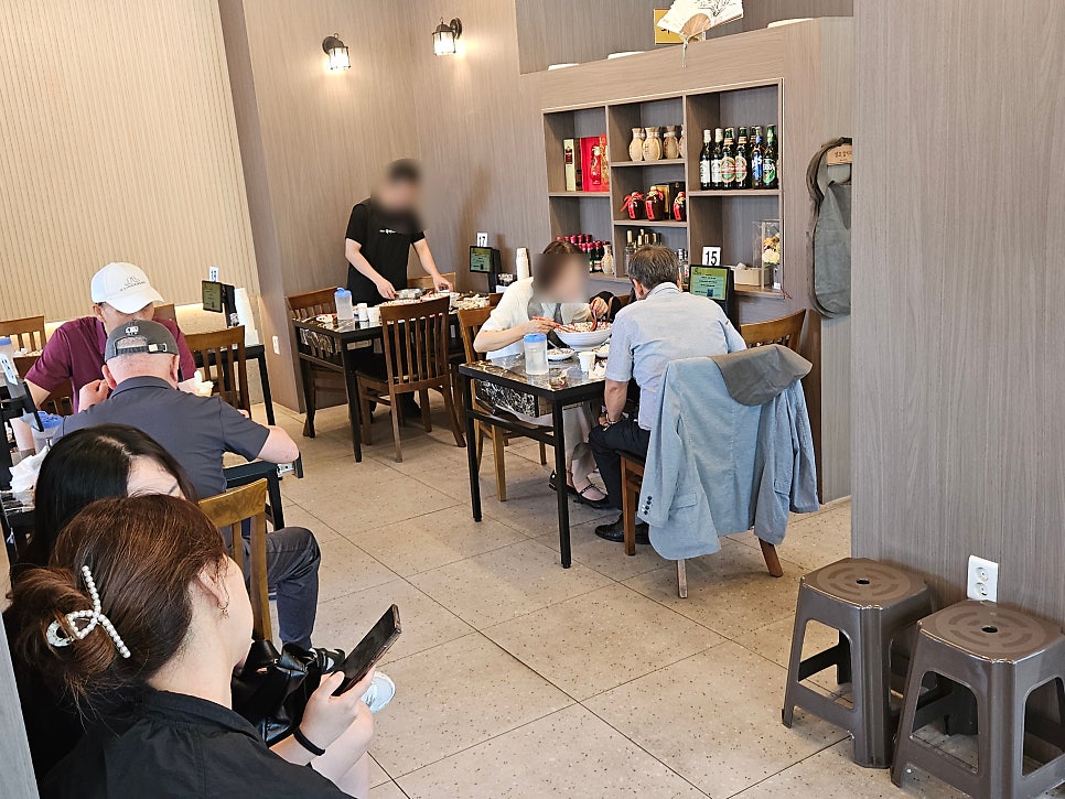 가게 내부 전체 모습. 넓은 공간에 많은 테이블이 있어 회전율이 빠릅니다.