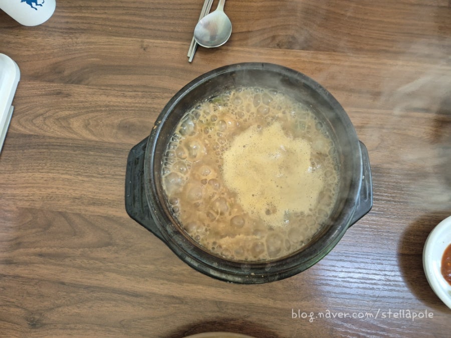 마른멸치를 통째로 넣고 끓인 구수한 된장국물