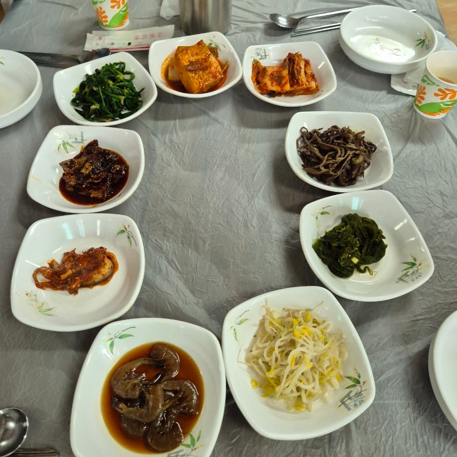정갈하게 차려지는 밑반찬. 두부조림, 고사리나물, 콩나물 등 10가지 안팎이 함께 나옵니다.