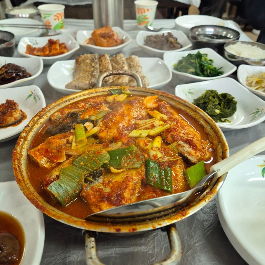 갈치구이와 갈치조림을 함께 시킨 한 상. 조림 국물에 밥을 비벼 먹는 손님이 많습니다.